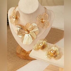 ✨Gold Flower Statement Necklace and Earrings Set